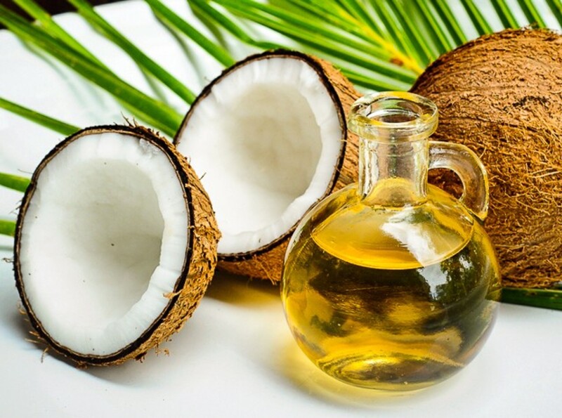 Việc kết hợp dầu dừa với đậu nành sẽ giúp làn da mịn màng, chắc khỏe hơn