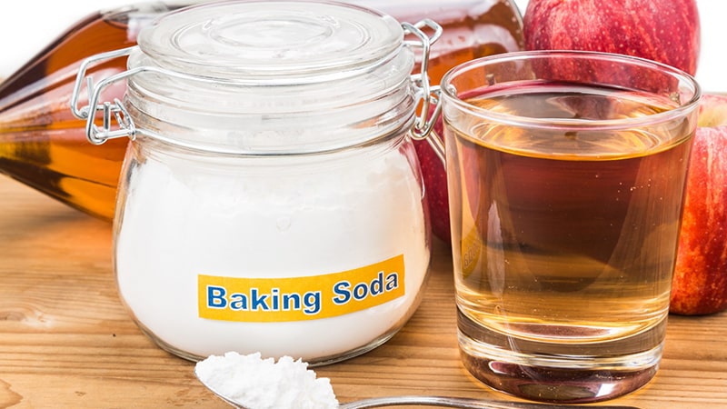 Bạn có thể áp dụng trị thâm nách bằng baking soda với giấm táo