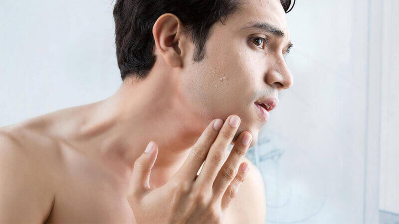 Nhổ râu giúp đàn ông có khuôn mặt trơn láng