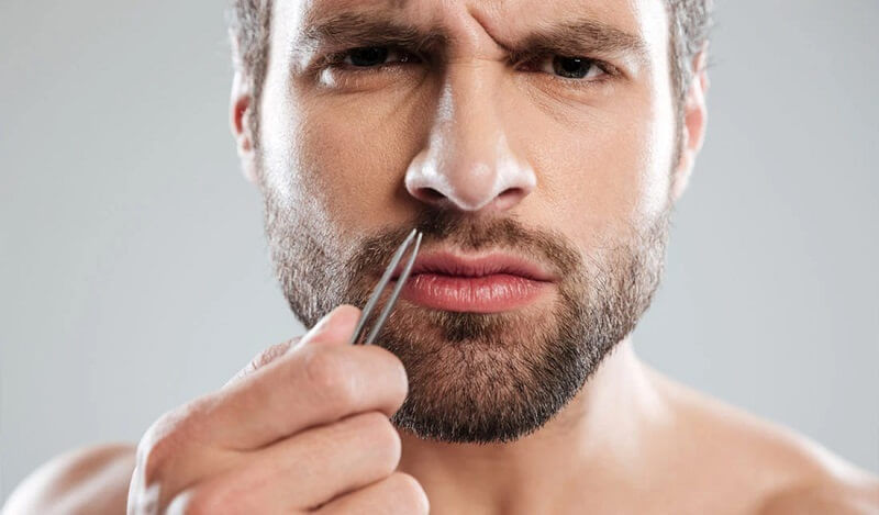 Nhổ râu không đúng cách làm tăng nguy cơ viêm lỗ chân lông