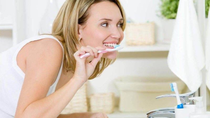 Kem đánh răng chứa Flour có tính sát khuẩn và tẩy trắng mạnh nên không tốt cho đôi môi sau phun xăm