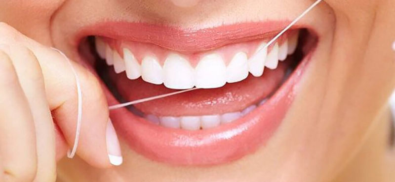 Dùng chỉ nha khoa vệ sinh răng miệng trong 3-5 ngày sau phun môi