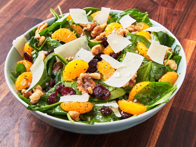Làm phong phú thực đơn giảm cân với món salad quýt rau củ