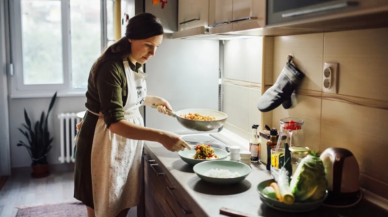 Nếu có thời gian, bạn nên nấu ăn tại nhà để đảm bảo dinh dưỡng
