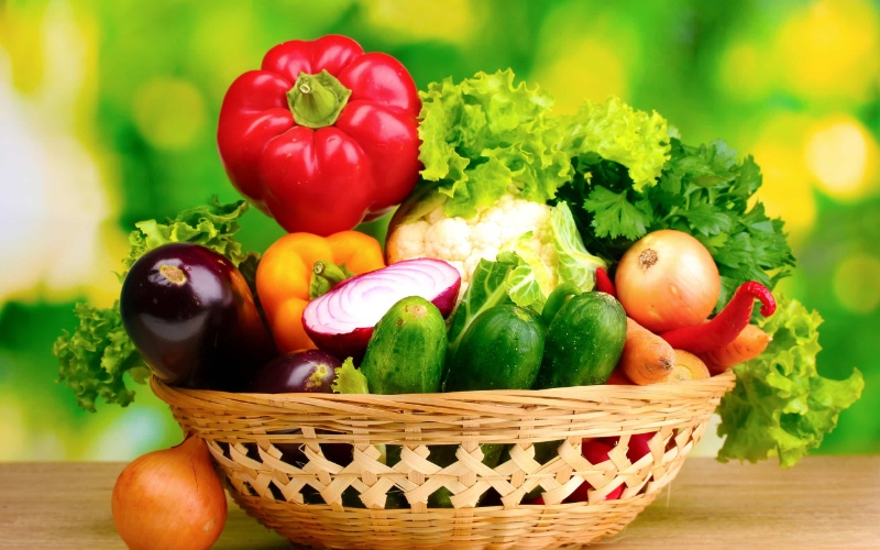 Rau xanh, trái cây giàu vitamin, khoáng chất, giúp cơ thể mau chóng hồi phục