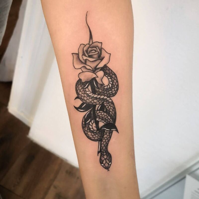 Hình tattoo rắn và hoa hồng trên tay