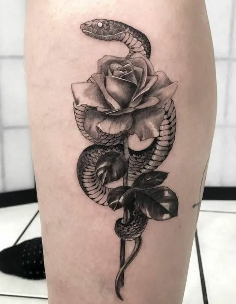 Hình tattoo rắn và hoa hồng ở bắp chân