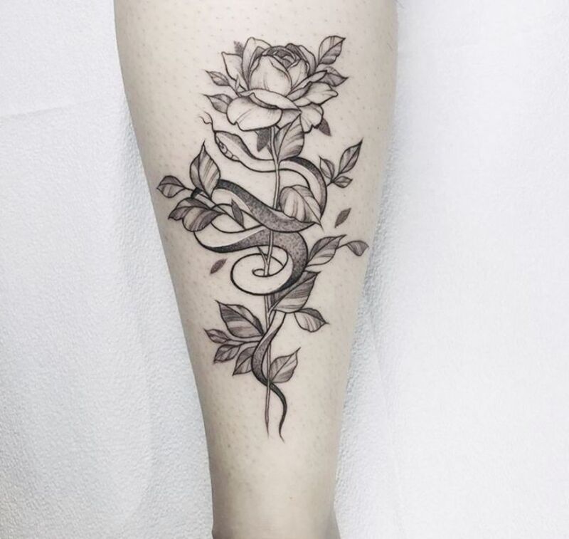 Hình tattoo rắn và hoa hồng trên bắp chân