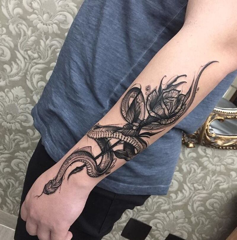 Hình tattoo rắn và hoa hồng trên cánh tay