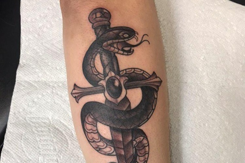 Hình tattoo rắn quấn kiếm ở má trong cánh tay