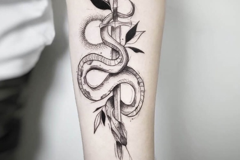 Hình tattoo rắn quấn kiếm trên tay
