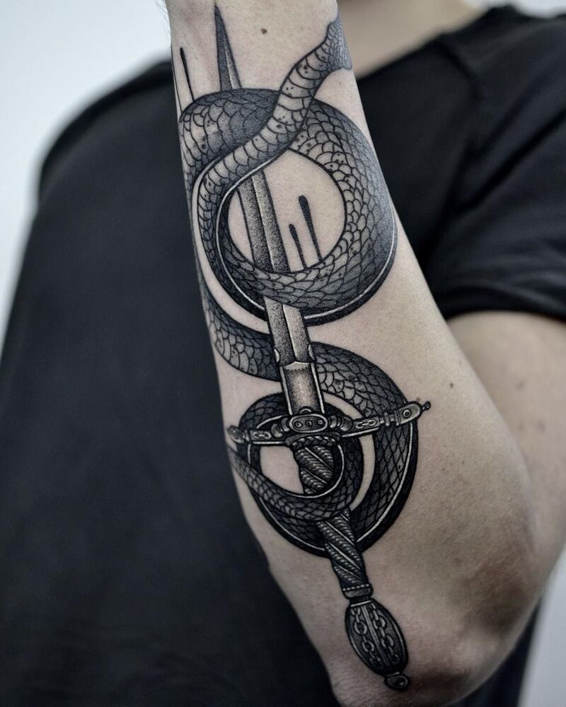 Hình tattoo rắn quấn kiếm dưới cẳng tay