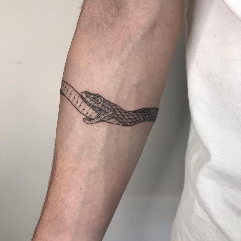 Hình tattoo rắn cắn đuôi trên má trong cánh tay