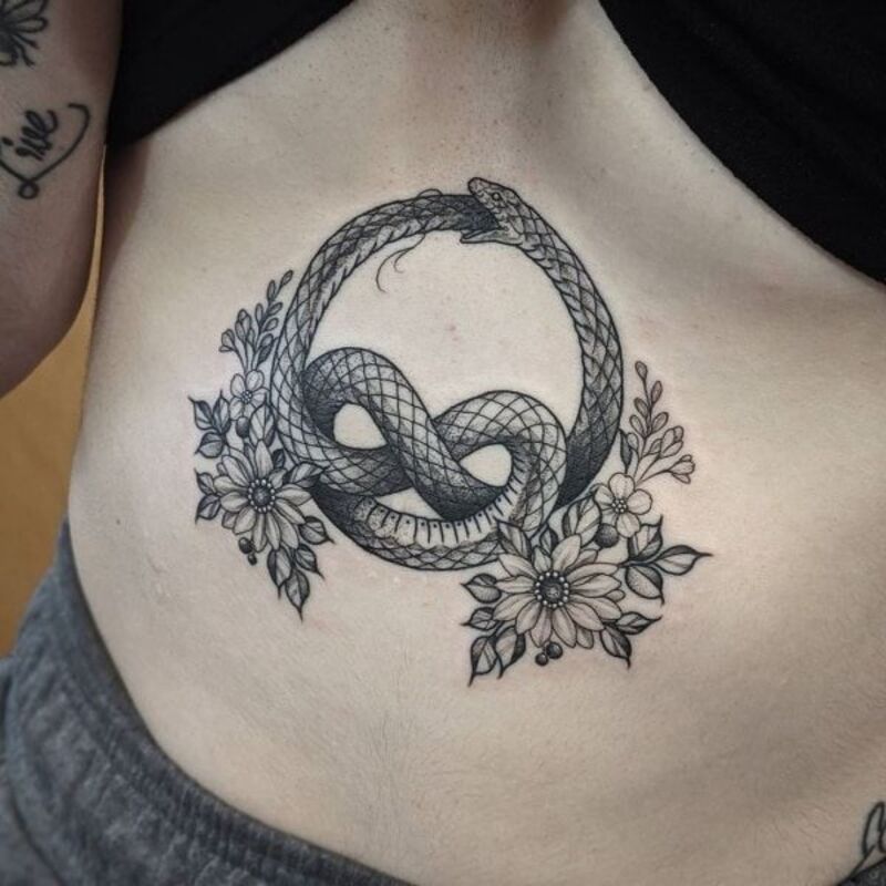 Hình tattoo rắn cắn đuôi vị trí dưới ngực