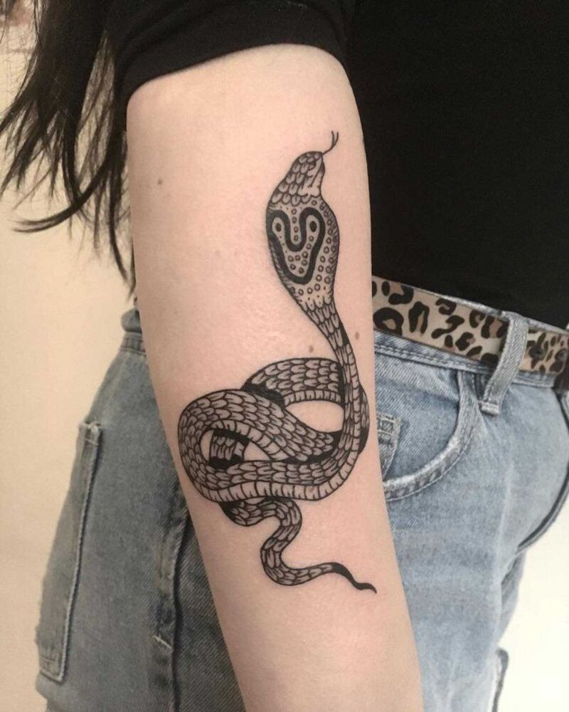 Hình xăm rắn hổ mang trên cánh tay