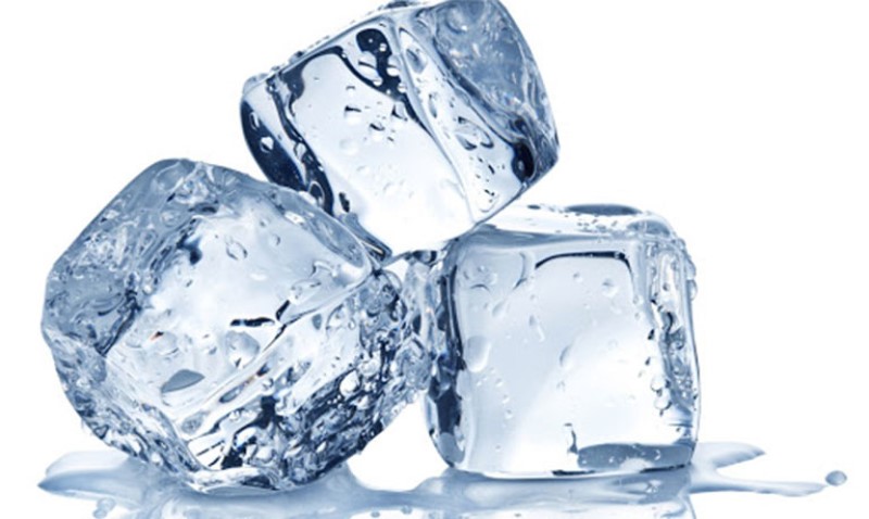 Bạn có thể sử dụng đá lạnh để chườm cho khu vực vùng kín giảm sưng đau