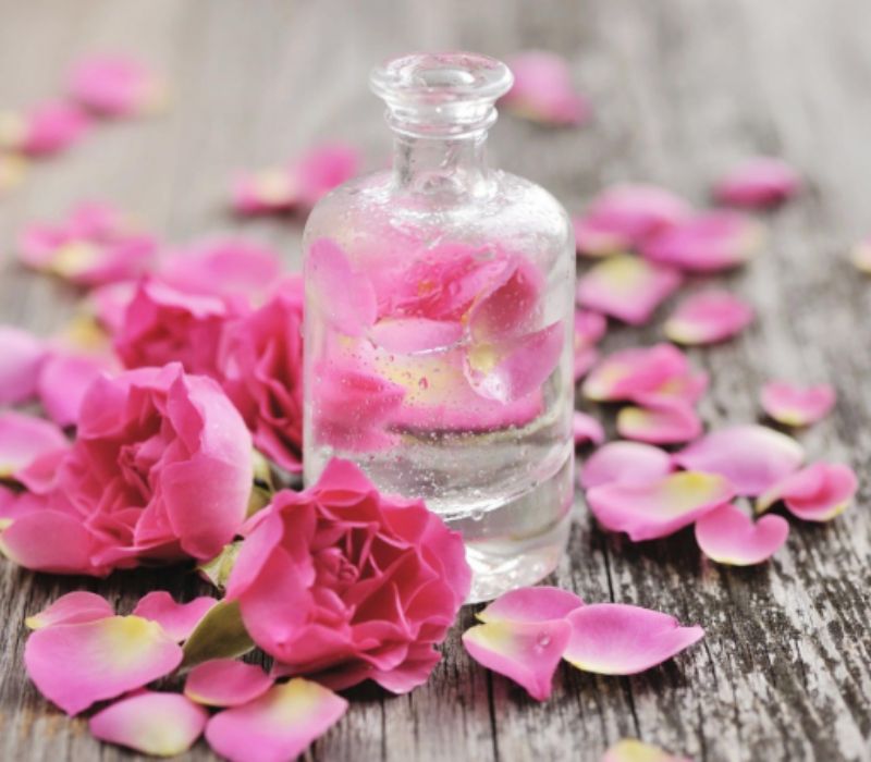 Nước hoa hồng được mệnh danh là “nước thần” trong quy trình skincare