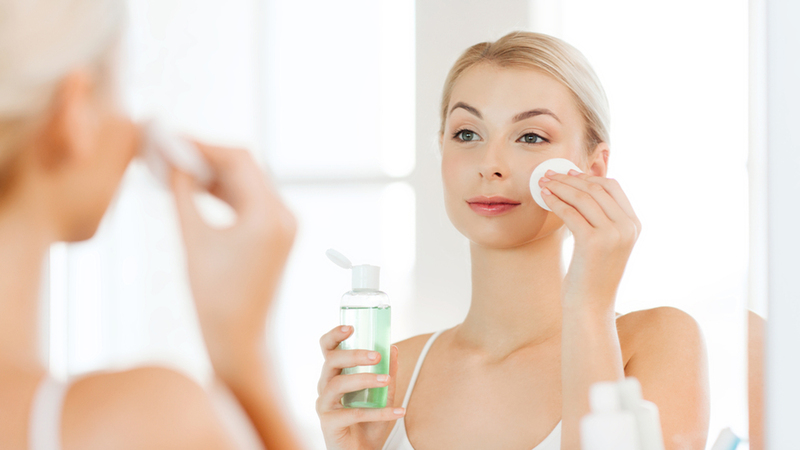 Sử dụng toner sẽ giúp làm sạch sâu và kháng khuẩn cho làn da