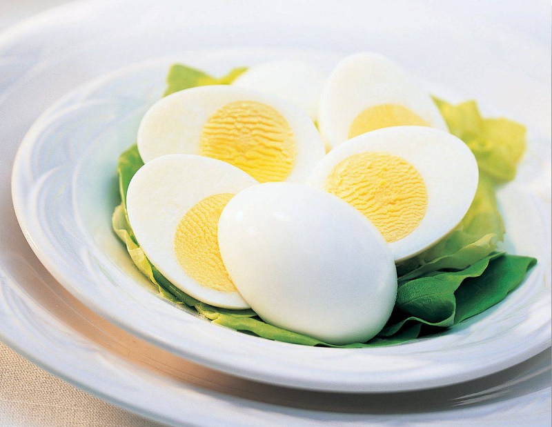 Trứng là một thực phẩm phù hợp khi bạn đang băn khoăn sáng ăn gì để giảm cân cho học sinh