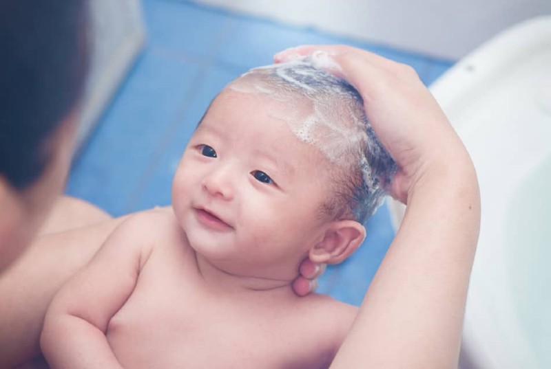 Khi tắm, bạn không nên massage nhẹ nhàng cho trẻ