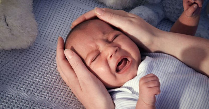 Việc nổi mụn có thể khiến cho trẻ quấy khóc và mệt mỏi