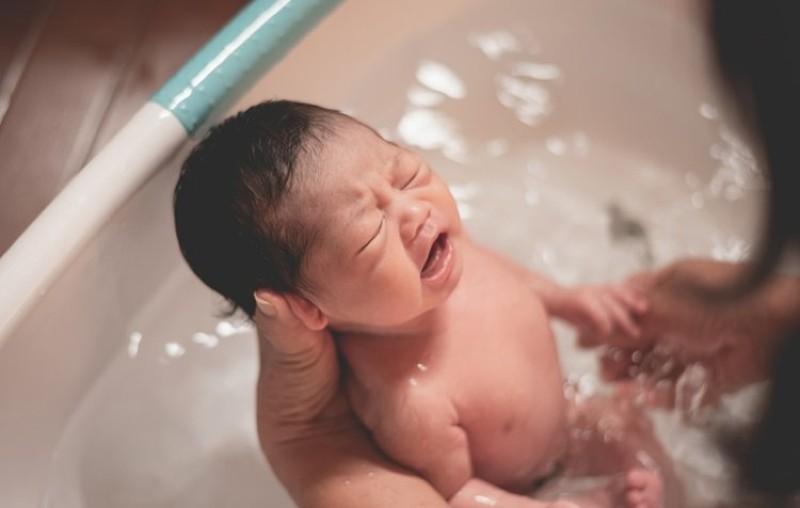 Vệ sinh không kỹ càng ở trẻ sơ sinh khiến mụn dễ hình thành trên da bé