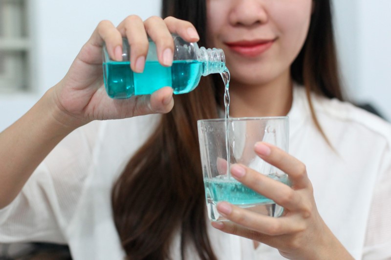 Bạn có thể sử dụng nước muối pha loãng hoặc nước muối sinh lý để vệ sinh răng miệng sau phun môi