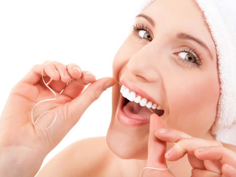 Có thể sử dụng chỉ nha khoa kết hợp với nước muối sinh lý để làm sạch răng miệng