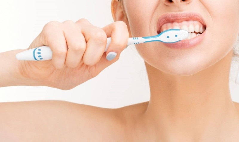 Tuyệt đối không nên đánh răng sau khi phun môi