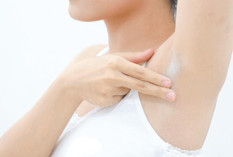 Vệ sinh vùng da dưới cánh tay thường xuyên