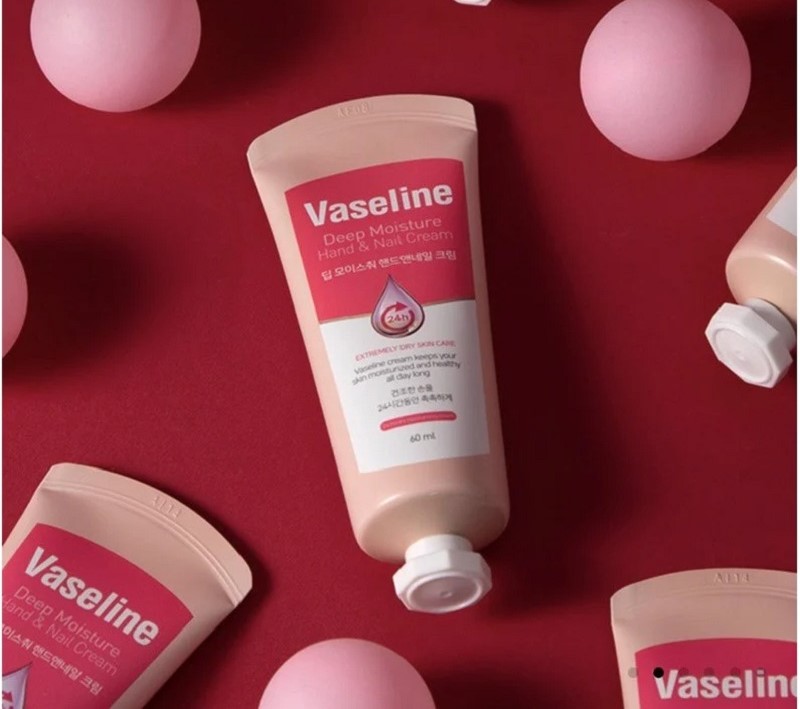 Vaseline là thương hiệu kem dưỡng nổi tiếng trong chăm sóc làn da và móng tay