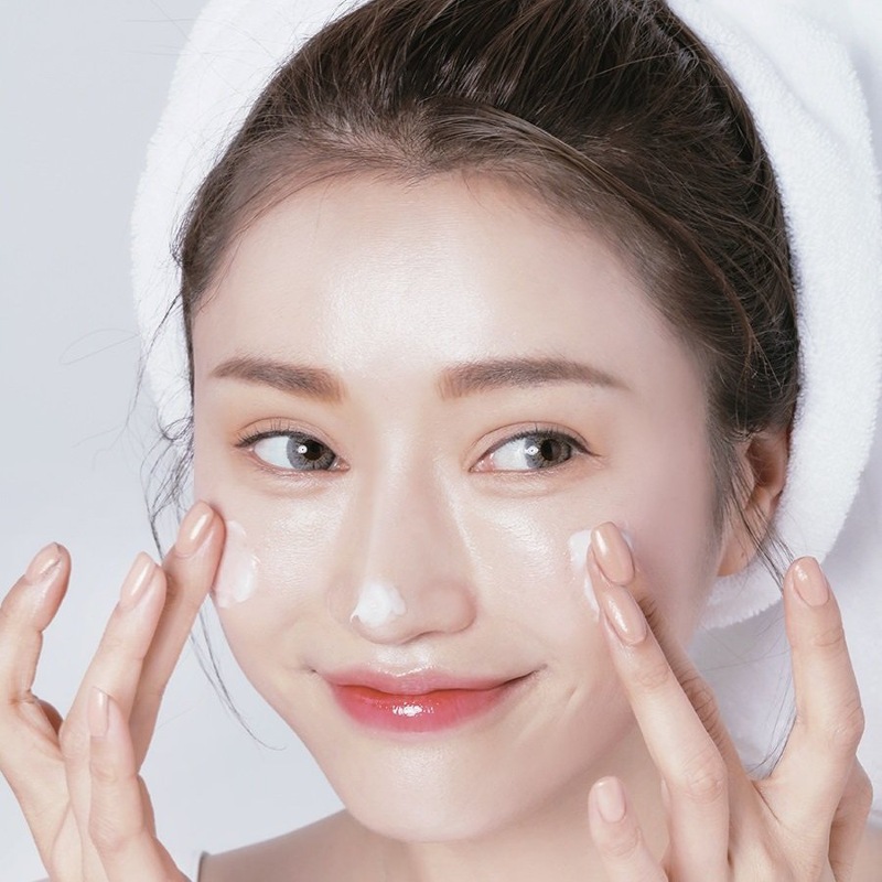 Sau  khi đắp mặt nạ nên làm gì? Hãy thoa kem dưỡng ẩm để bảo vệ da