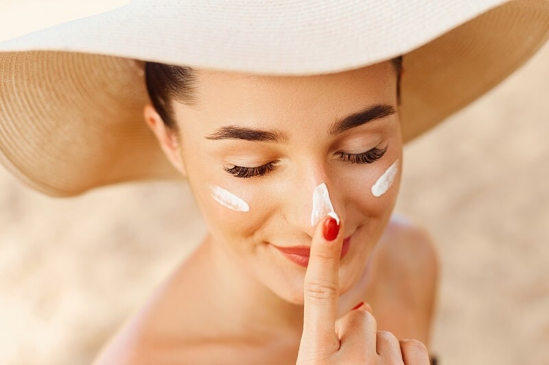 Thường xuyên thoa kem chống nắng để ngăn ngừa tác hại từ tia UV