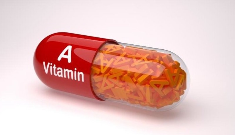 Thoa vitamin A lên môi thường xuyên để môi bong vảy nhanh