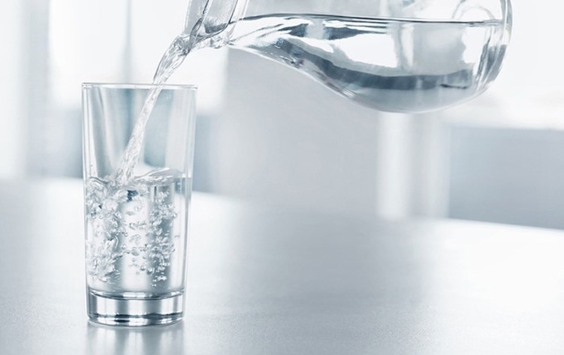 Việc uống nhiều nước có thể giúp môi lên màu nhanh hơn