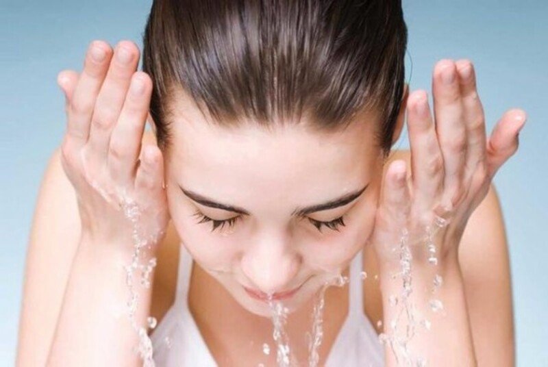 Bước 1: Làm sạch da mặt bằng nước mát hoặc nước ấm